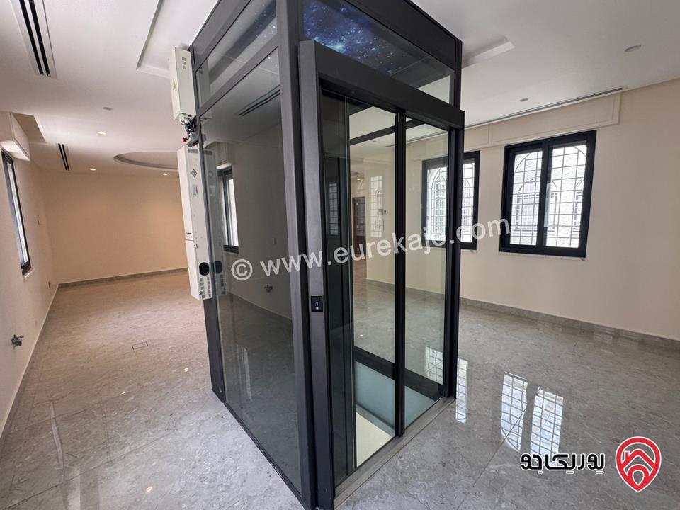 فيلا مستقلة للبيع في عمان - عبدون مساحة الارض 1350 م والبناء 1000م ، الحديقة 400م ، الترس 200م بالقرب من السفارة الامريكية موقع مميز 