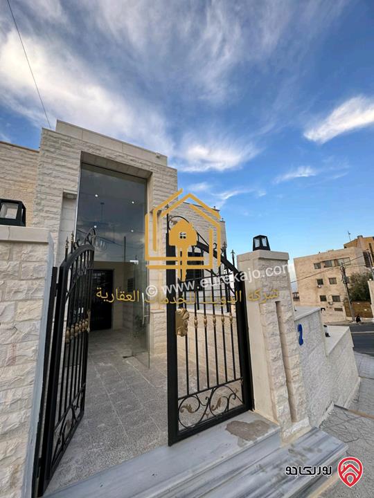 شقة جديدة طابق شبه ارضي مساحة 200م مع ترس 20م للايجار في عمان - ضاحية الرشيد 