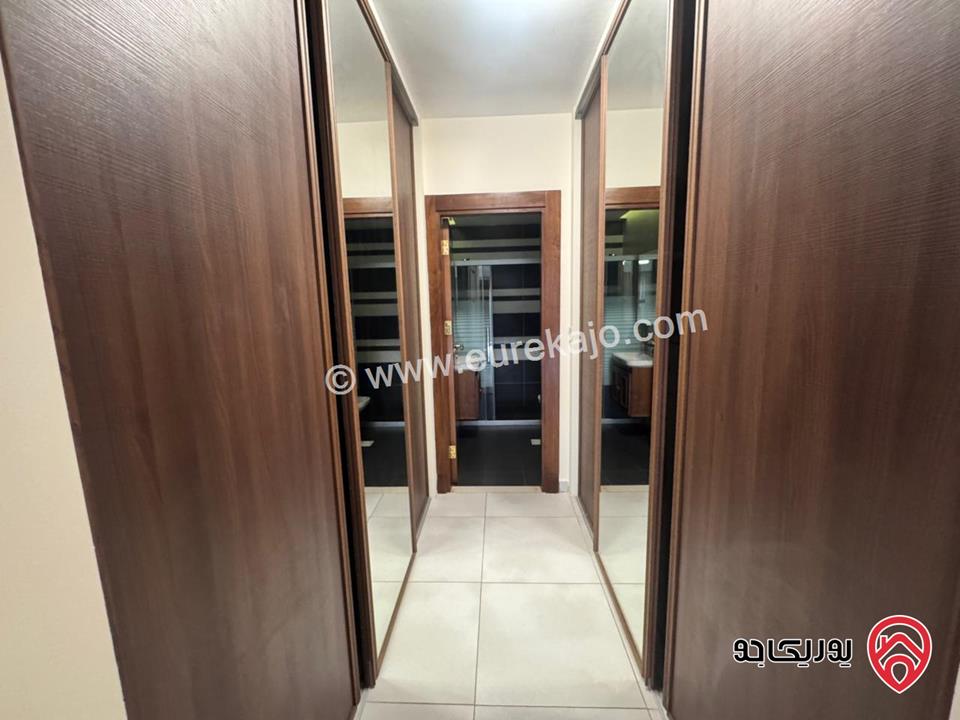 فيلا متلاصقة للبيع او للايجار في عبدون قرب الاسفاره الامريكيه مساحة الارض 500م ومساحة البناء 700م ومساحة الحديقة 200م موقع مميز واطلالة خلابة منطقة فلل واصل جميع الخدمات 