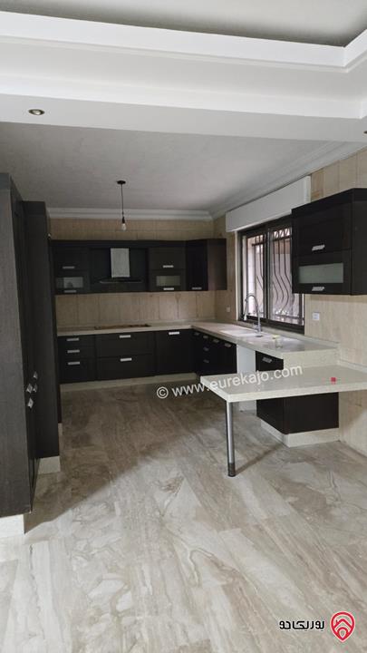 شقة شبه ارضية مساحة 200م داخلي و 100م خارجي للايجار في عمان - خلدا 