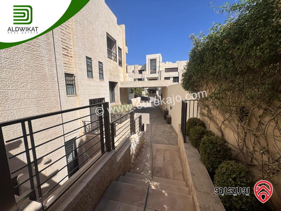 فيلا متلاصقة للبيع او للايجار في عبدون قرب الاسفاره الامريكيه مساحة الارض 500م ومساحة البناء 700م ومساحة الحديقة 200م موقع مميز واطلالة خلابة منطقة فلل واصل جميع الخدمات 