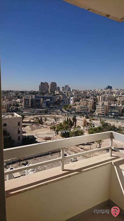 شقة فاخرة طابق اخير مجددة بالكامل مساحة 184م للبيع في عمان - الشميساني