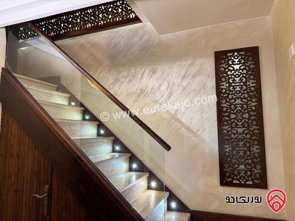 شقة سوبر ديلوكس طابق أخير مع روف مساحة 280م للايجار مفروشة في عمان - أم الكندم