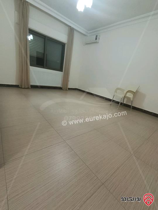 شقة فارغة مساحة 150م طابق ثالث للايجار للعرسان او عائلة صغيرة في عمان - الرابية