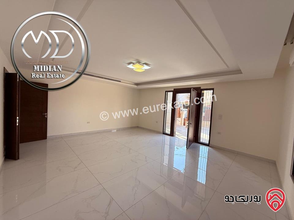 شقة ارضية للبيع في عمان - دير غبار مساحة 200م مع ترس 40م تشطيبات و ديكورات سوبر ديلوكس جديدة لم تسكن