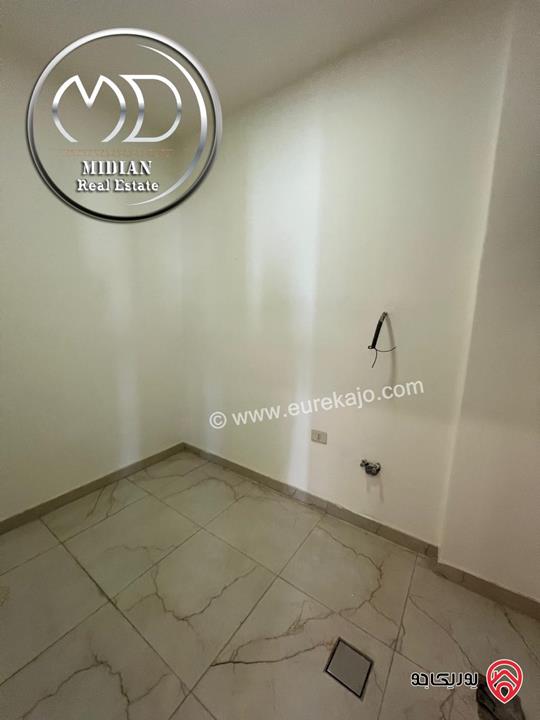 شقة ارضية للبيع في عمان - ضاحية النخيل مساحة 240م 4 نوم مع ترس 70م تشطيبات و ديكورات فاخرة جديدة لم تسكن