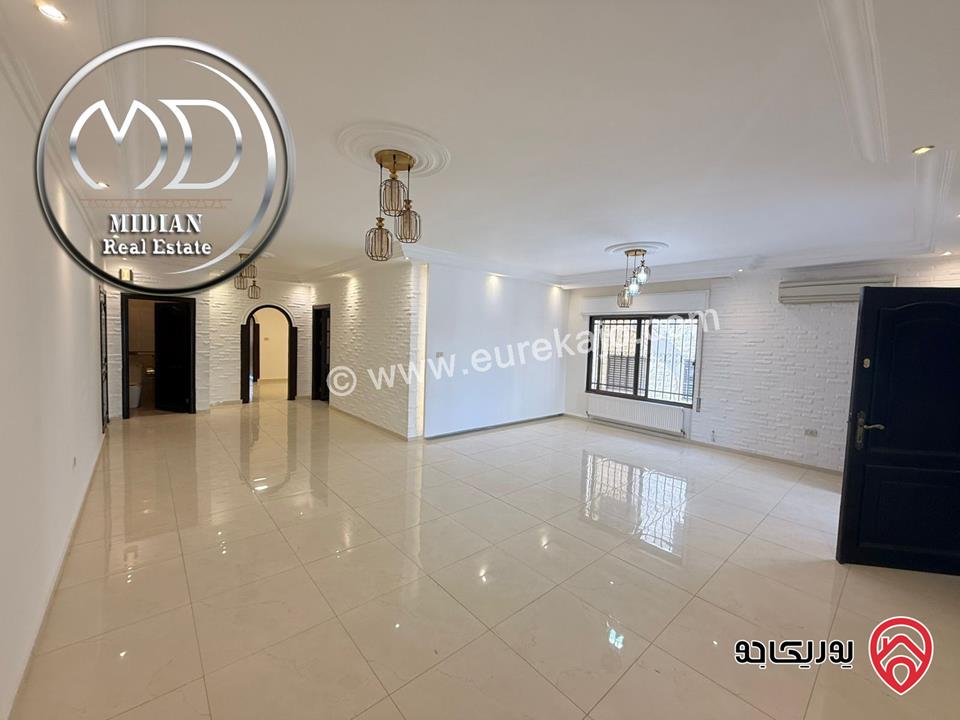 شقة ارضية فارغة للايجار في عمان - خلدا مساحة 220م مع ترس و حديقة 180م تشطيبات سوبر ديلوكس بسعر مميز