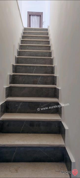 شقة جديدة مساحة 165م دوبلكس للبيع في عمان - الجبيهة شارع الاردن حي الديوان