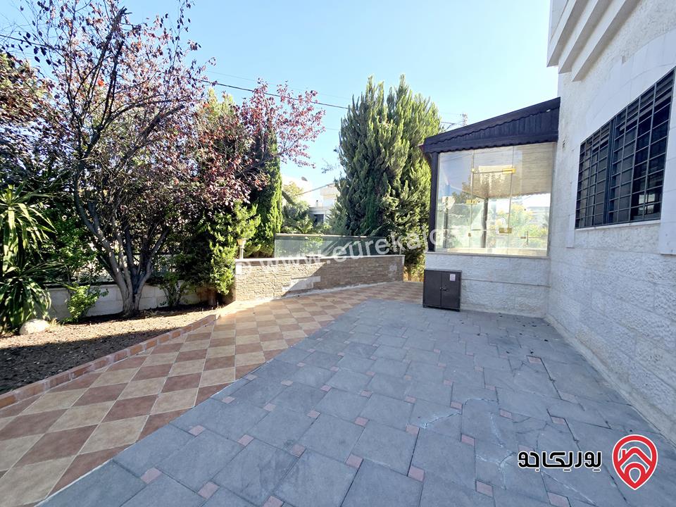 شقة ارضية طابقية مساحة 250م مع حديقة كبيرة 300م و كراج و مدخل خاص للايجار في عمان - عبدون