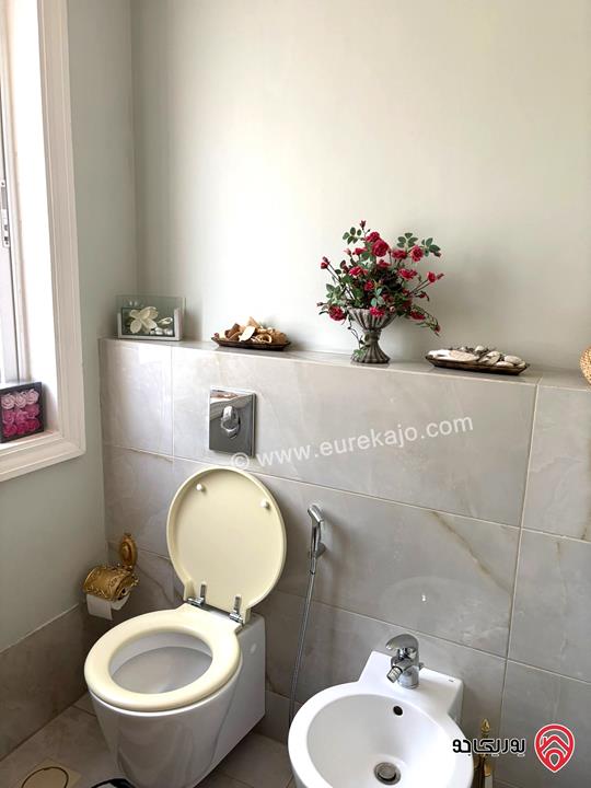 شقة طابقية ارضية مساحة 355م مع حديقة 500م للبيع في عمان - الشميساني