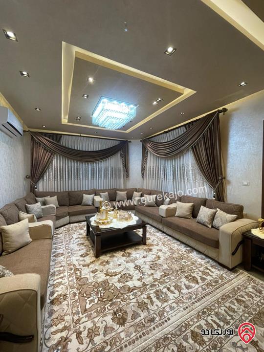 فيلا مساحة الارض 758م مساحة البناء 700م على شارعين للبيع في الزرقاء - ضاحية المدينة المنورة