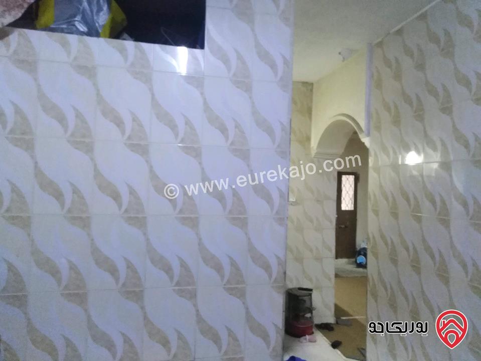 شقة مساحتها 100م تقريبا بناء قديم للبيع في عمان - ماركا الشمالية حي الونانات شارع فتح الله الاصفهاني
