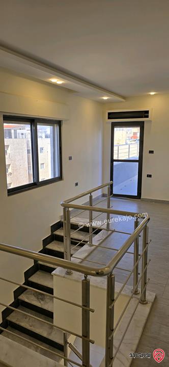 شقة طابق اخير مع روف مساحة 194م للبيع في عمان - الجندويل 