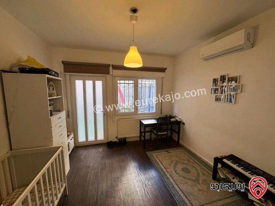 شقة شبه أرضية مساحة 126م داخلي و 100م خارجي للبيع مفروشة في عمان - الجندويل