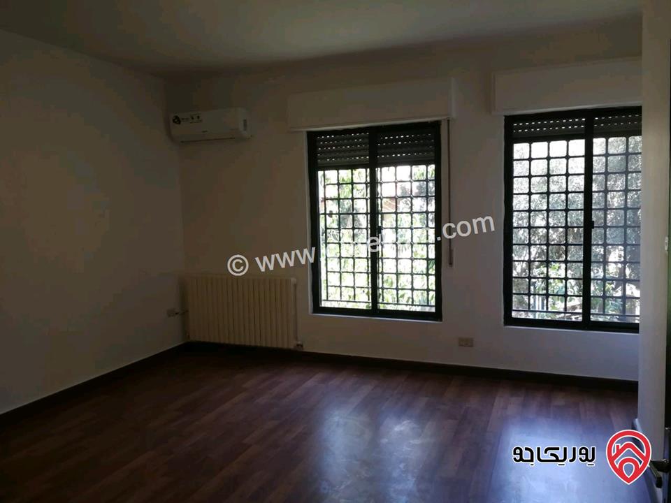 فيلا منفصلة مساحة 355م على أرض 762م للبيع في عمان - دير غبار