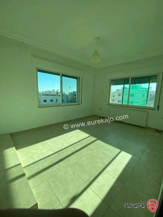 شقة طابقية مساحة 240م للإيجار فارغة في عمان - السابع