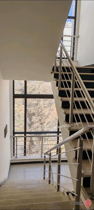 شقة جديدة مساحة 165م دوبلكس للبيع في عمان - الجبيهة شارع الاردن حي الديوان