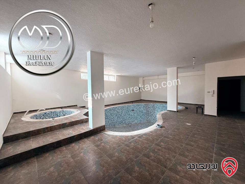 فيلا جديدة للبيع في أجمل مناطق عمان - الظهير مساحة 560م مع مسبح تراسات و حدائق 250م تشطيبات سوبر ديلوكس اطلالة رائعة