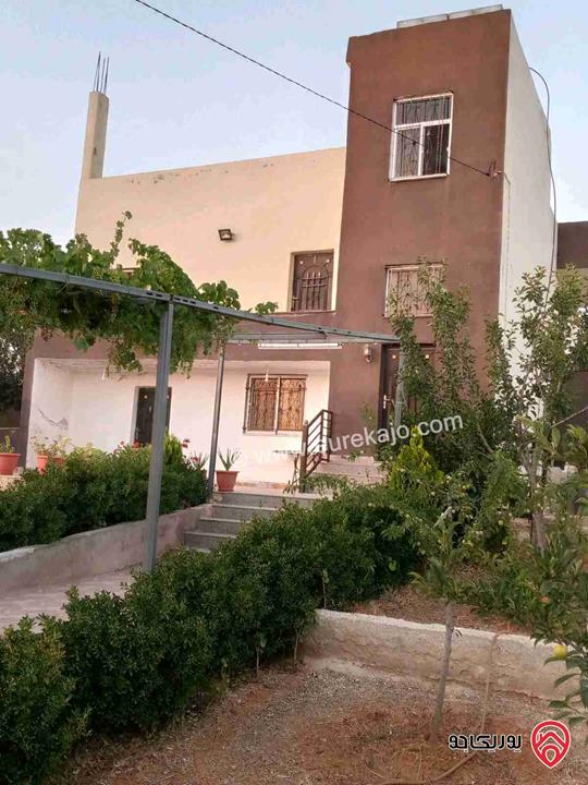 مزرعة مساحة الأرض 618م والبناء 100م للبيع في المفرق