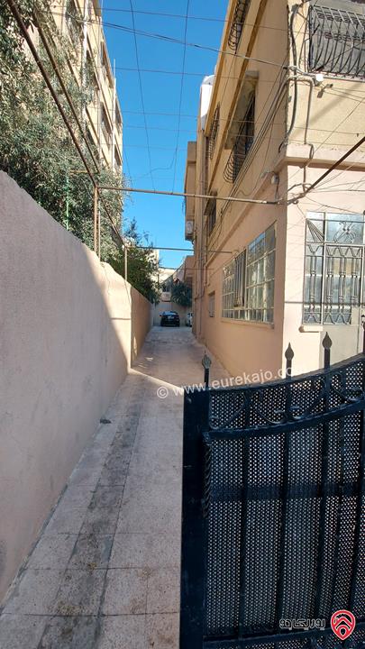 بناية سكنية مكونة من 3 طوابق تحتوي 4 شقق على ارض 456م للبيع في عمان - جبل النزهة