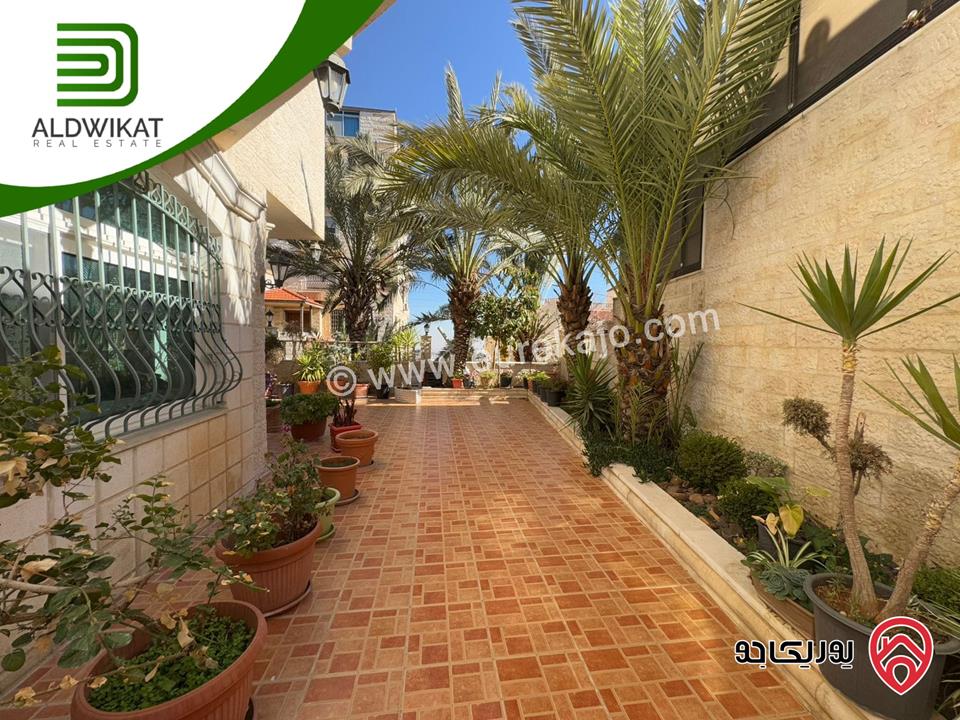 فيلا مساحة الارض 760م ومساحة البناء 800م ومساحة الحديقة 400م للبيع في عمان - الجبيهة/ خلف الجامعة الاردنية