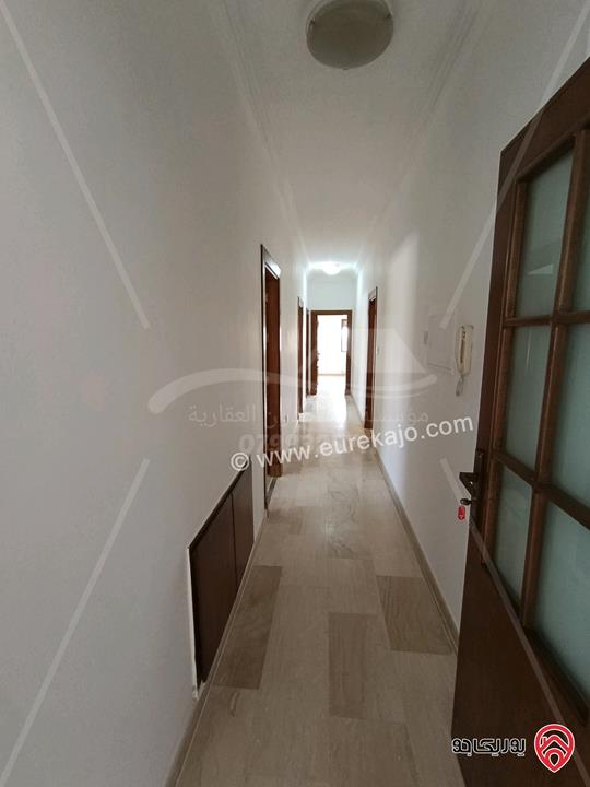 شقة مساحة 240م طابق ثالث للإيجار فارغة في عمان - ام السماق