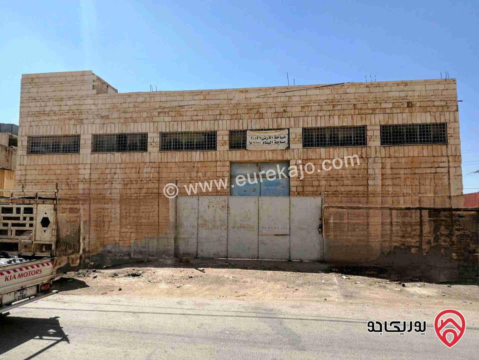 ارض مساحة 1046م عليها بناء يصلح محلات او مصنع للبيع في عمان - القويسمة قرية الرقيم