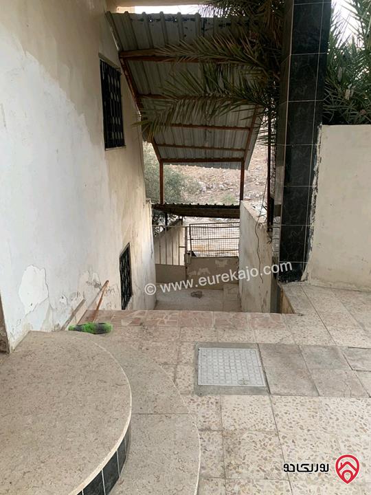 منزل مستقل ثلاث شقق بثلاث طوابق وحديقة وساحات مساحة 400م على أرض 1100م للبيع بأقل من سعر الارض في عمان - طبربور ابو عليا