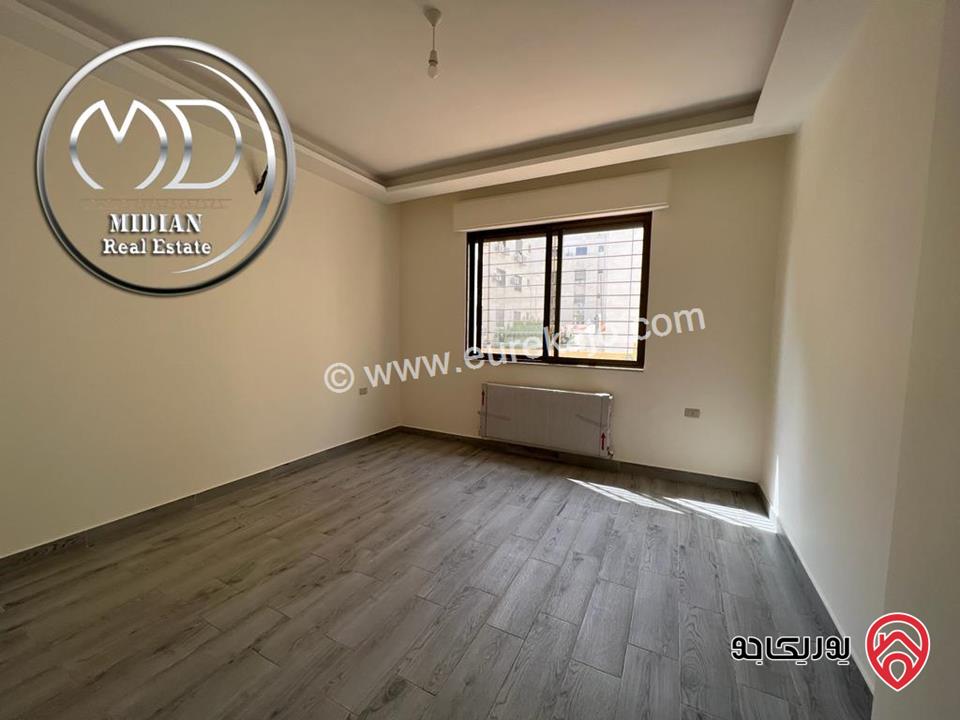 شقة أرضية جديدة للبيع في عمان - خلدا العوجانية مساحة 200م مع ترس و حديقة 150م تشطيبات ديكورات عصرية فاخرة بسعر مميز