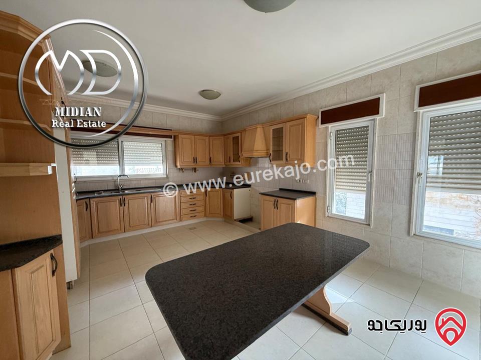 شقة فارغة طابقية مساحة 300م  سوبر ديلوكس للايجار في عمان - الرابية