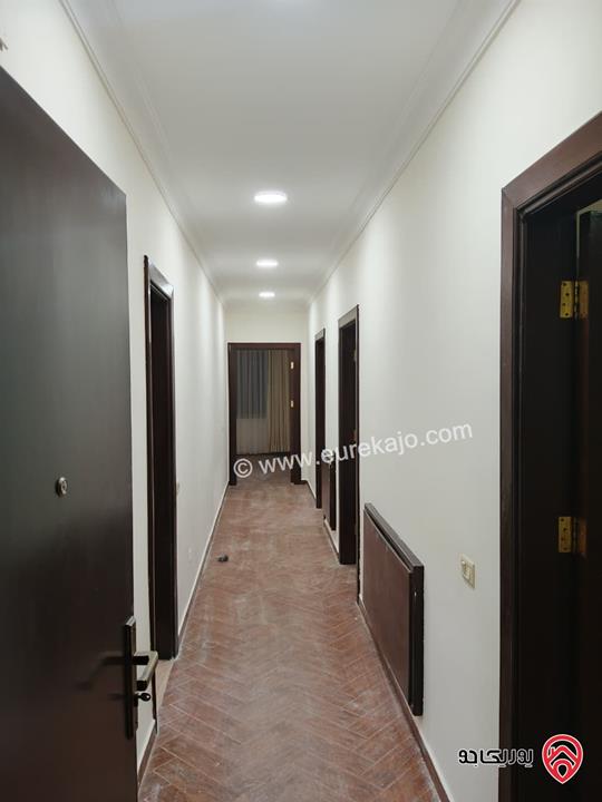 شقة أرضية فاخرة مساحة 300م داخلي و 300م خارجي للايجار في عمان - عبدون