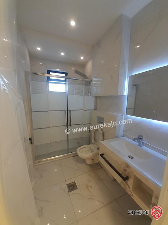 شقة جديدة ارضي مساحة 120م +70م ترس في عمان - المقابلين ش. الحرية