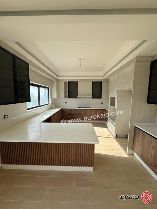 فيلا فاخرة مساحة 678م على أرض 639م مع اطلالة خلابة للبيع في بلعاس / ناعور