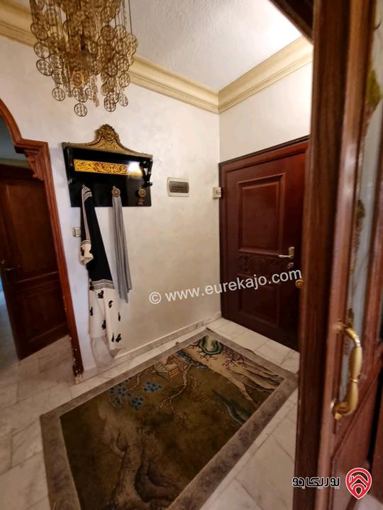 شقة طابقية فحمة طابق ثالث مساحة 303م للبيع في عمان - الكرسي مقابل مجمع الحسين للاعمال 