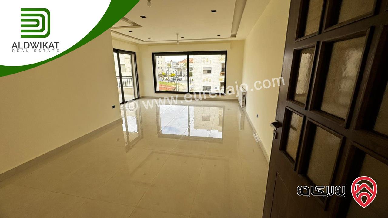 شقة للبيع في عمان - الجبيهة طابق اول مساحة البناء 175م والترس 10م موقع مميز واطلالة