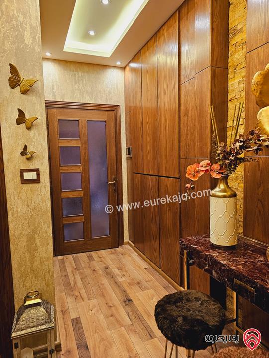 شقة سوبر ديلوكس مساحة 273م طابق أرضي مع مساحة خارجية 90م للبيع مفروشة في الجبيهة 