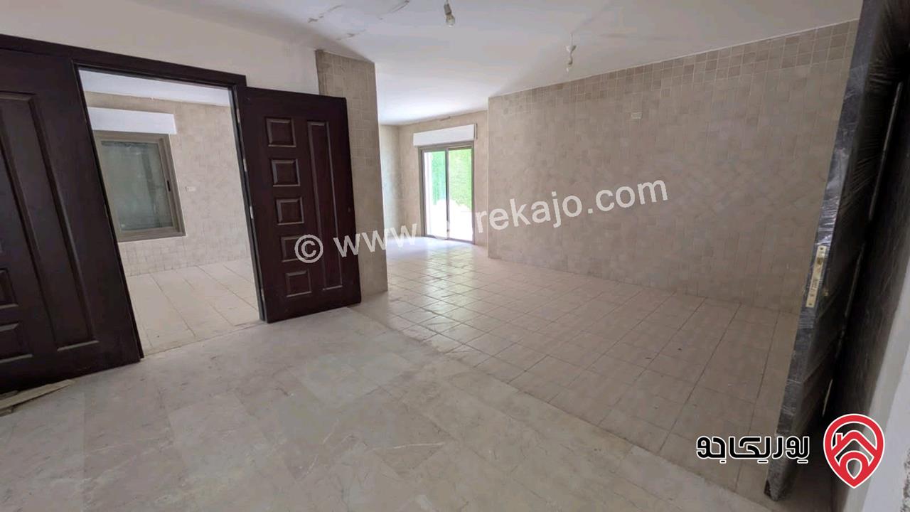 شقة طابق شبه ارضي مساحة 330م داخلي و 230م خارجي للبيع في عمان - دير غبار 