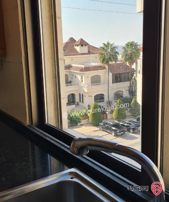 شقة مميزة طابق ثالث مساحة 240م للبيع في عمان - الكرسي