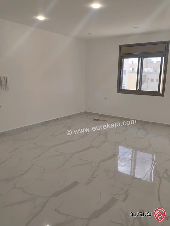 شقة طابق ثالث مع روف مساحة 190م مع ترس 110م للبيع بالأقساط في الزرقاء الجديدة