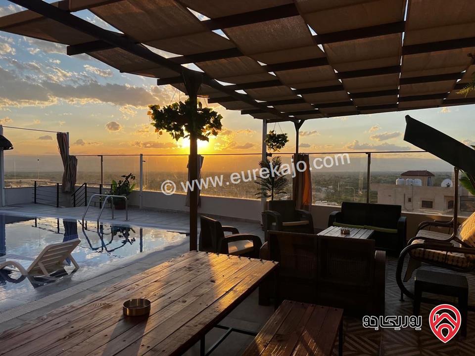 شاليه فخم جدا مساحة الأرض 311م على شارعين ومساحة البناء 220م للبيع في البحر الميت - الروضة 