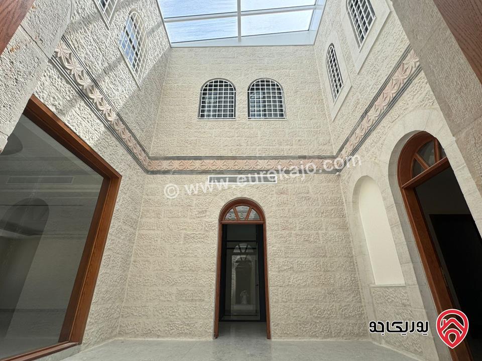 فيلا مستقلة للبيع في عمان - عبدون مساحة الارض 1350 م والبناء 1000م، الحديقة 400م، الترس 200م بالقرب من السفارة الامريكية 