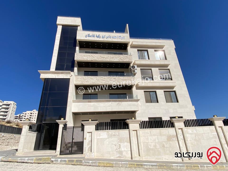 شقة ارضية جديدة مساحة 180م داخلي مع ترس 150م خارجي سوبر ديلوكس للبيع في عمان - الجبيهة