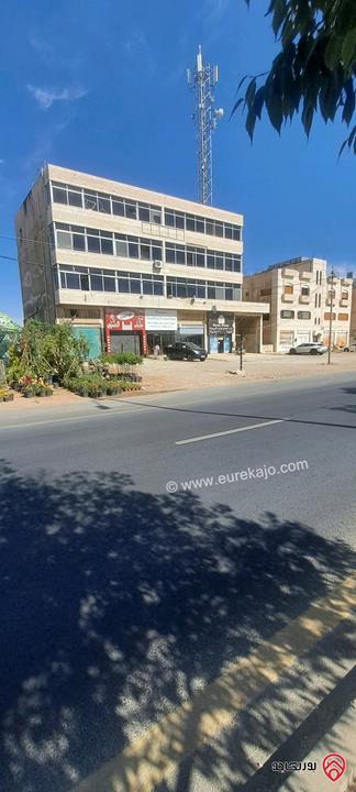 مجمع على أرض مساحة 1 دونم و 77م للبيع في عمان - طريق المطار جسر مادبا