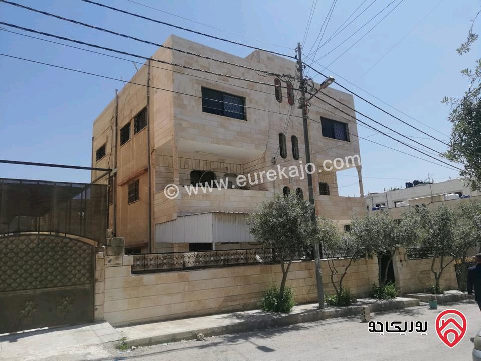 شقة طابقية مساحة 140م طابق ثالث للبيع في الزرقاء  الجديدة بالقرب من السيفوي ش 36 وخلف البنوك 