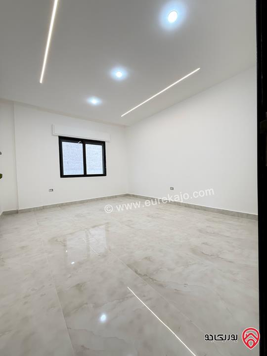 شقة طابق ثالث مع روف مساحة 210م للبيع في عمان - طبربور