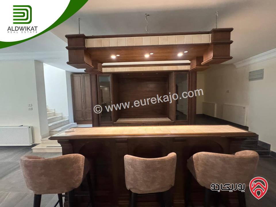 فيلا متلاصقة للبيع او للايجار في عبدون قرب الاسفاره الامريكيه مساحة الارض 500م ومساحة البناء 700م ومساحة الحديقة 200م موقع مميز واطلالة خلابة منطقة فلل واصل جميع الخدمات 