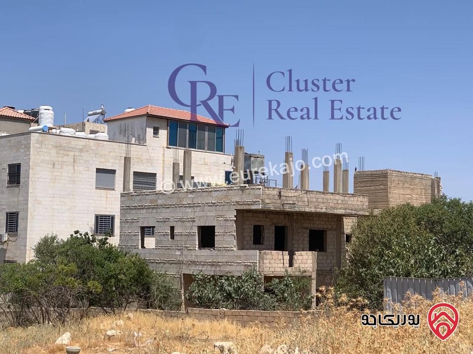 أرض سكنية مساحة ⁦⁦909⁩⁩م عليها بناء للبيع في عمان - حي الصحابة (⁦⁦120⁩⁩م عن طريق المطار)