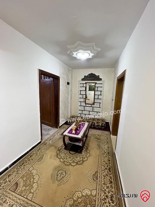 بيت ريفي مساحة 200م على ارض 2 دونم للبيع في اربد - الرمثا