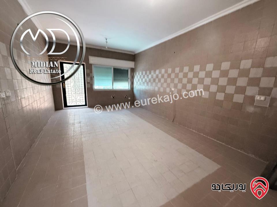 فيلا جديدة للبيع في أجمل مناطق عمان - الظهير مساحة 560م مع مسبح تراسات و حدائق 250م تشطيبات سوبر ديلوكس اطلالة رائعة