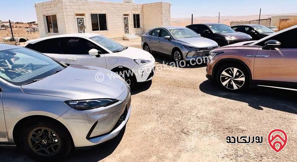 معرض سيارات مساحة 1400م للبيع في الزرقاء المنطقة الحرة